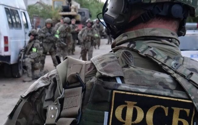В аннексированном Крыму сотрудники ФСБ сегодня утром ворвались в квартиру гражданки Украины, матери украинского добровольца Станислава Краснова.