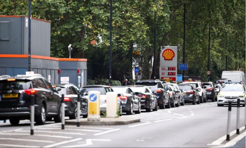 В столице Великобритании возле автозаправок длинные очереди, поскольку проблемы с поставками горючего продолжаются.