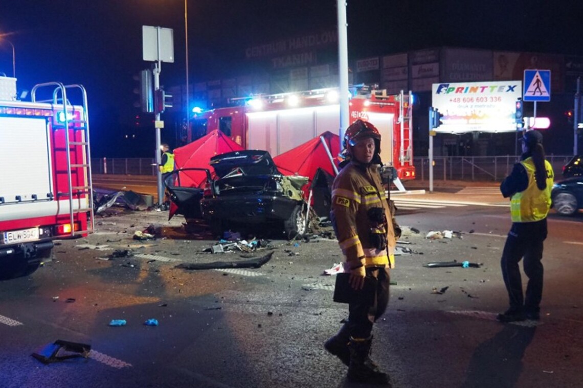 В Польше автомобиль врезался в электрический столб. В машине было четверо граждан Украины. Трое погибли.