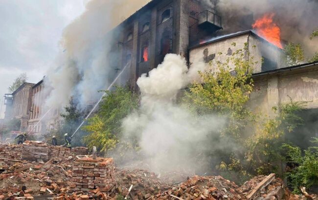 На вулиці Миру в Мукачеві сьогодні спалахнула пожежа на колишньому заводі «Мукачівприлад» - небезпеки для місцевих жителів і навколишнього середовища немає.