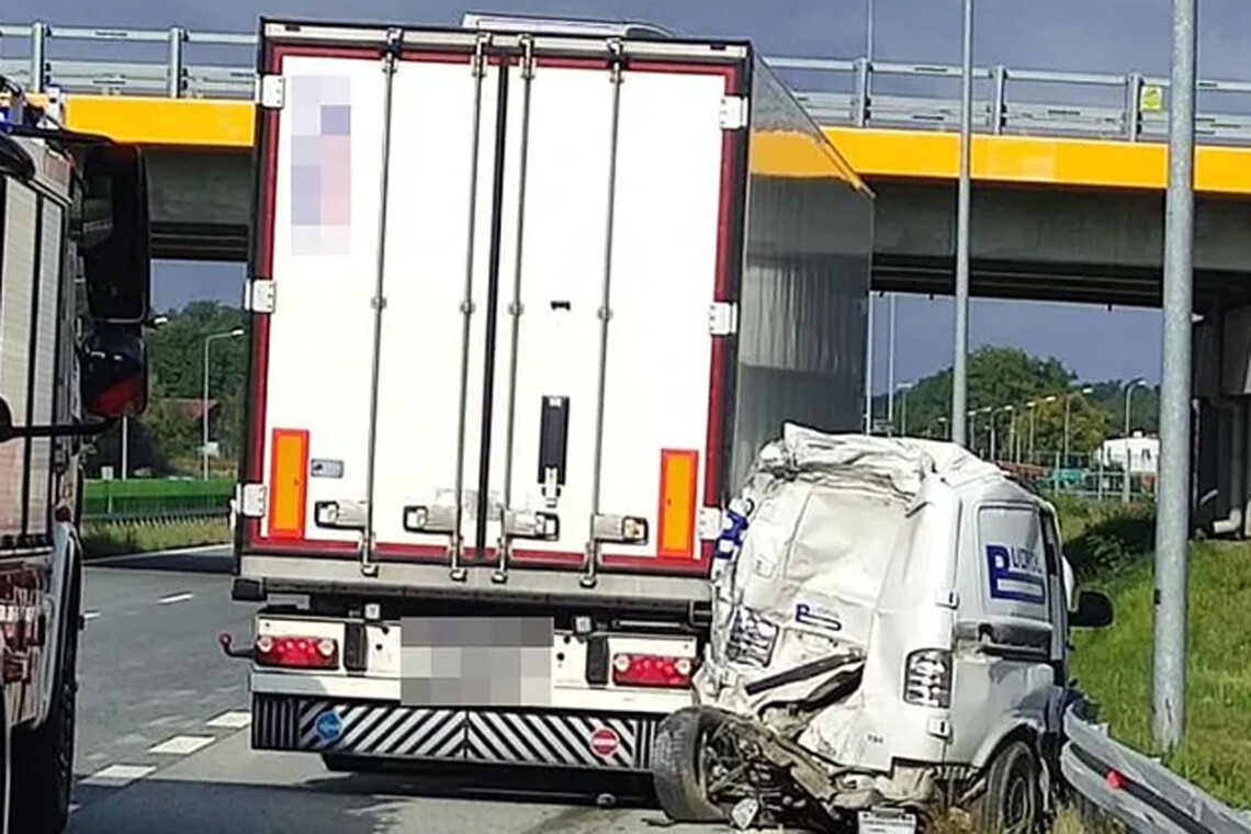 На швидкісній дорозі у Польщі вантажівка збила на смерть 23-річного українця, який малював дорожню розмітку.