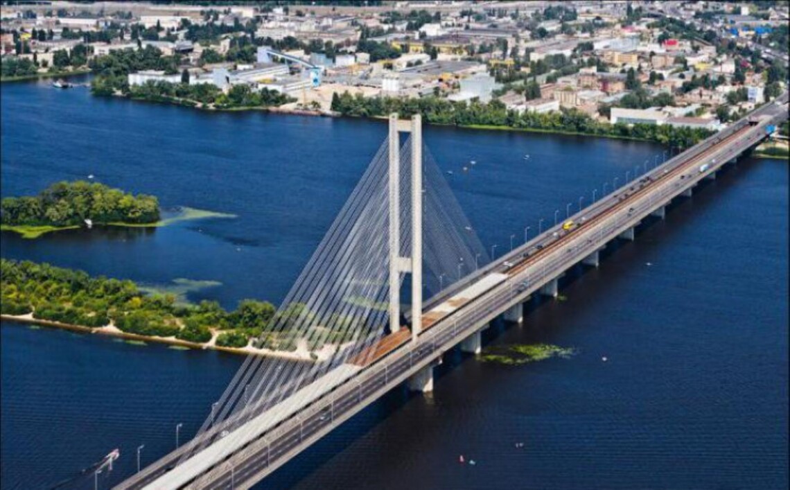 У Києві на Південному мосту обмежили рух транспорту через ремонтні роботи, які будуть тривати декілька місяців.