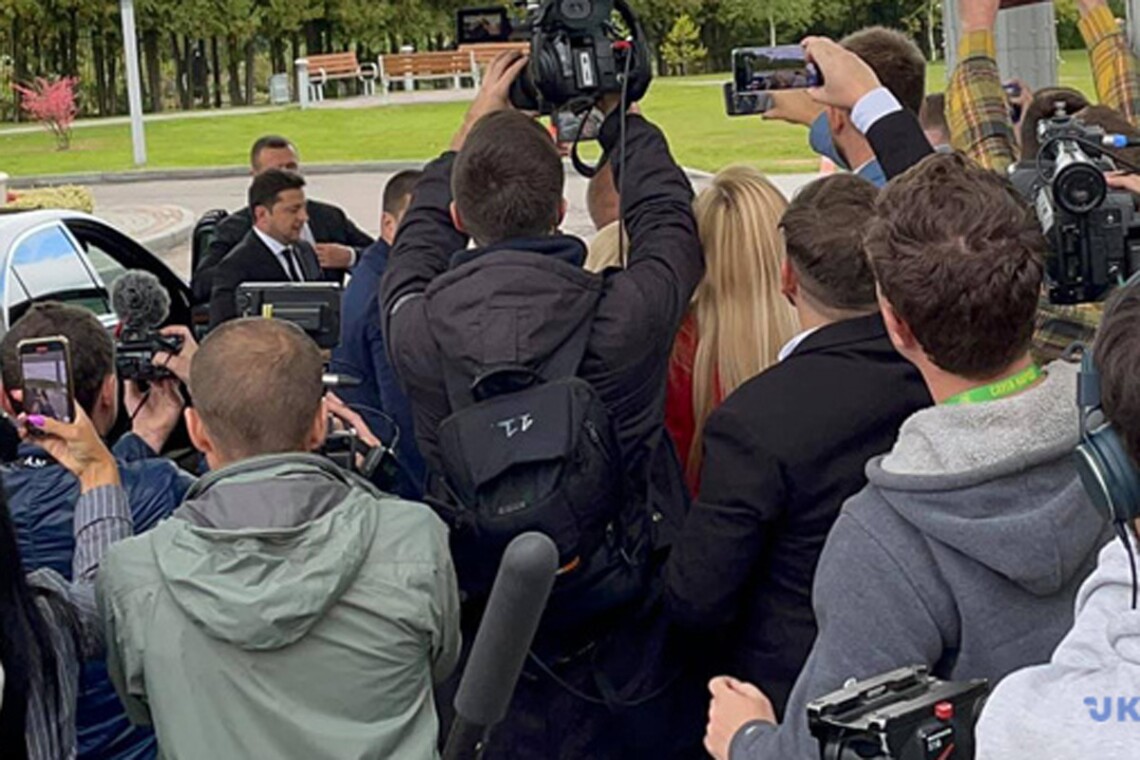 Президент Володимир Зеленський 2 жовтня прибув до готелю у Трускавці, де проходить дводенне виїзне засідання фракції Слуга народу.