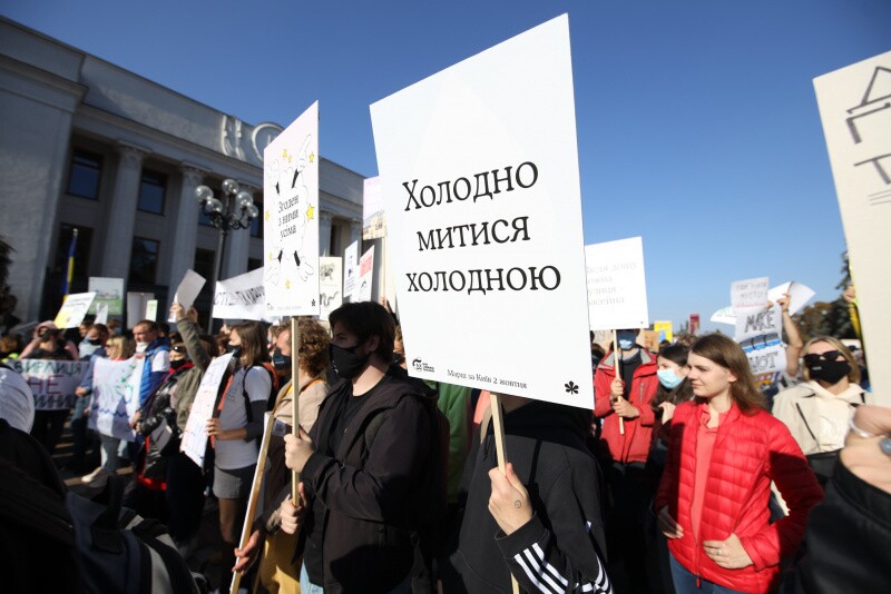 Сьогодні тисячі людей вийшли на вулиці столиці в рамках акції Марш за Київ - учасники вимагають залучення уваги до проблем міста.