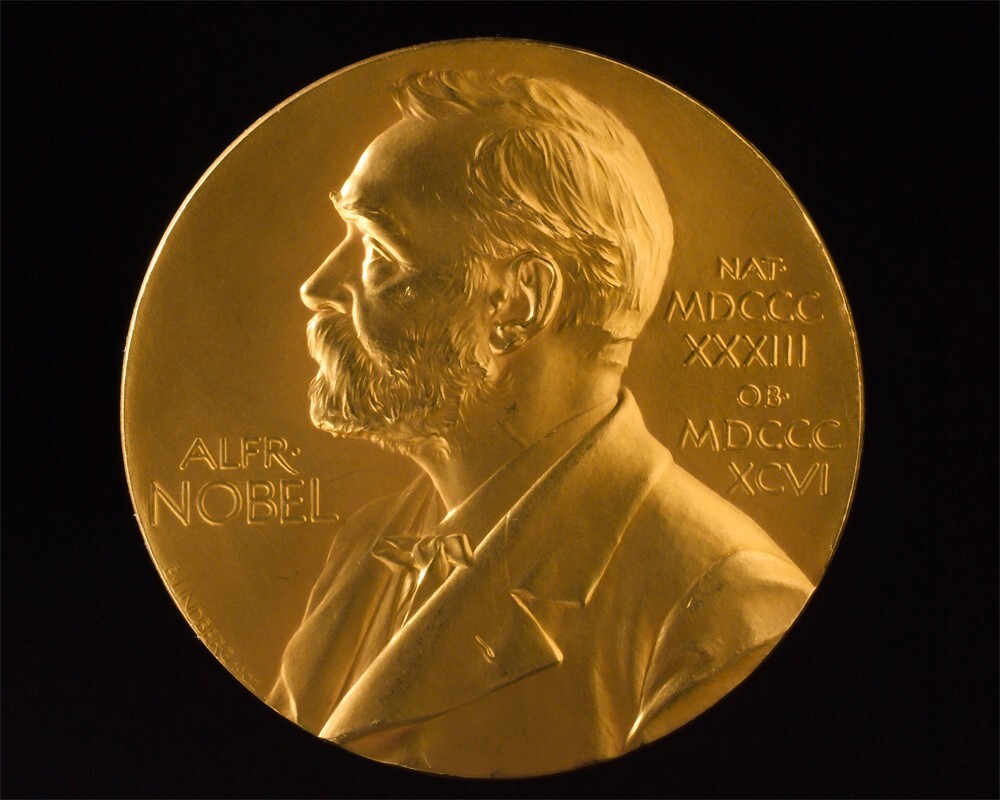 Лауреатами Нобелівської премії з медицини 2021 року стали дослідники з США Девід Джуліус і Ардем Патапутян.