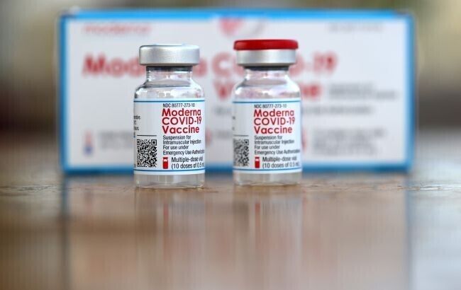 У серпні використання вакцини Moderna призупинила Японія, заявивши про забруднення сторонніми речовинами.