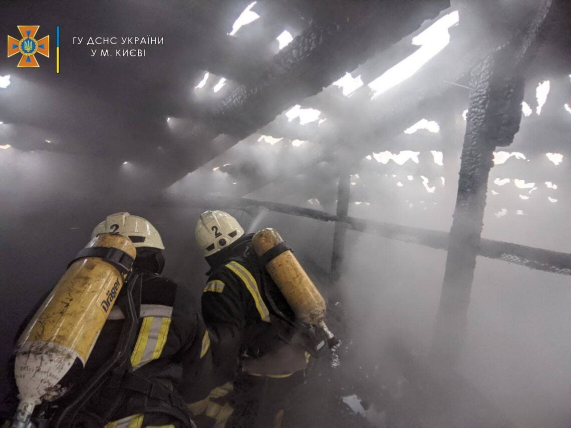 У вівторок, 12 жовтня, у центрі Києва горить багатоповерхівка. Рятувальники проводять евакуацію мешканців.