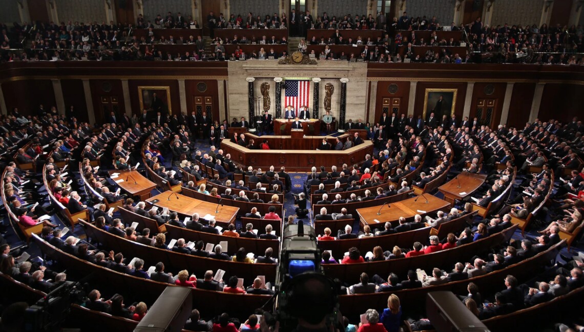 Палата представників Конгресу США схвалила законопроект про тимчасове підвищення ліміту державного боргу до 3 грудня цього року.