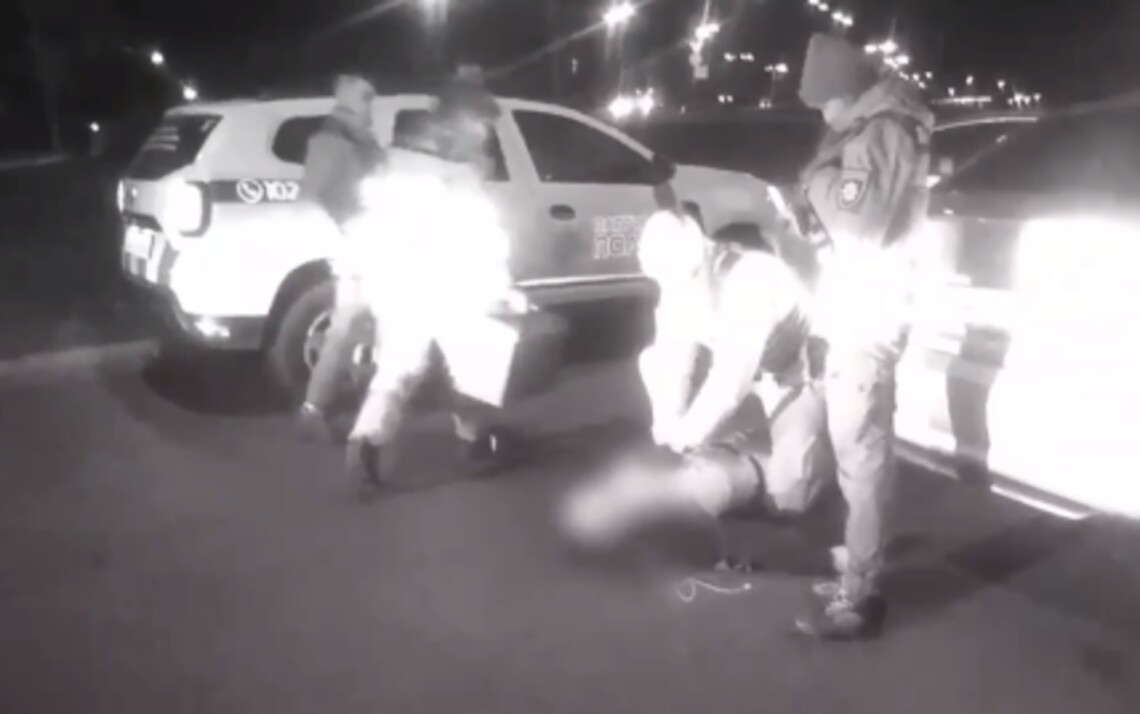 На відео показані моменти вже після того, як таксі з вмираючим Поляковим зупинила патрульна поліція
