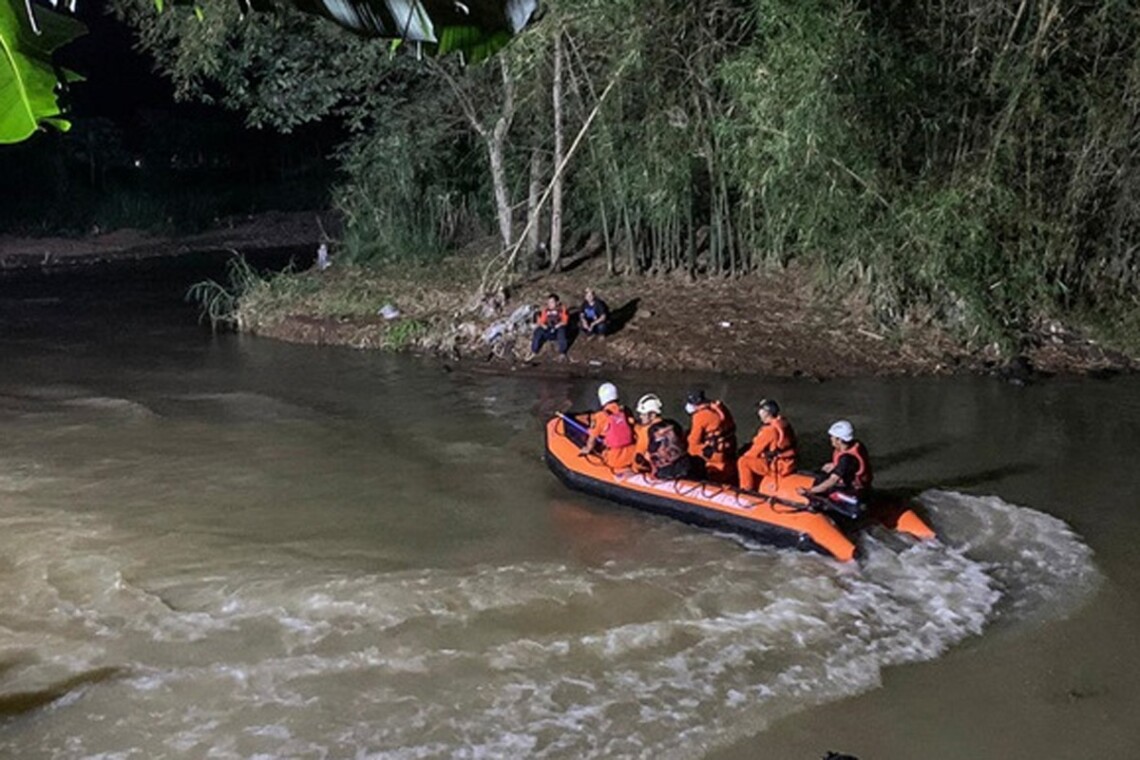 В індонезійській провінції Західна Ява потонули школярі. Діти проводили навчальне заняття біля річки.