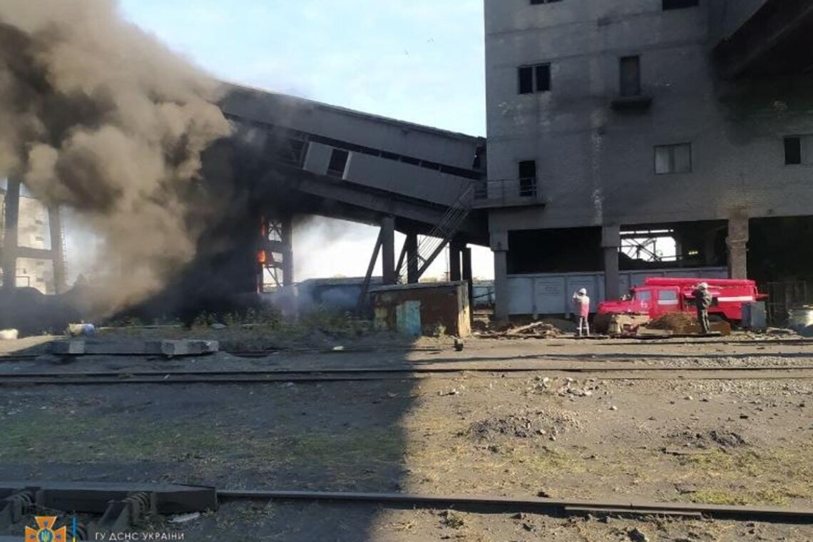 У Донецькій області сталася пожежа на території Авдіївського коксохімічного заводу. Загорівся перегрітий кокс.