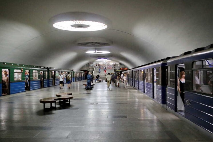 В інтернеті опубліковано відео, на якому машиніст електропоїзду б’є невідомого чоловіка. Встановлено, що подія сталася на станції метро Проспект Гагаріна.