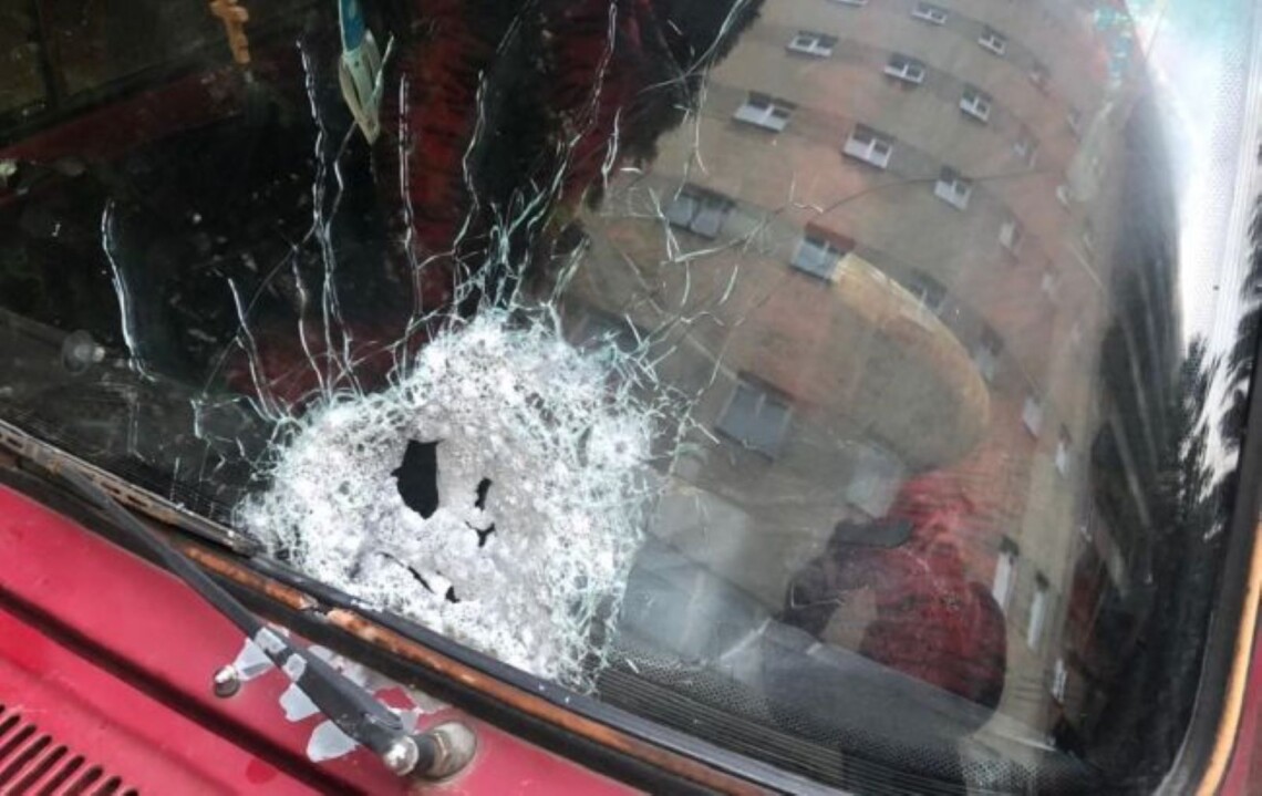 У Чернівцях невідомі обстріляли авто під час руху. Внаслідок стрілянини було поранено двох людей.