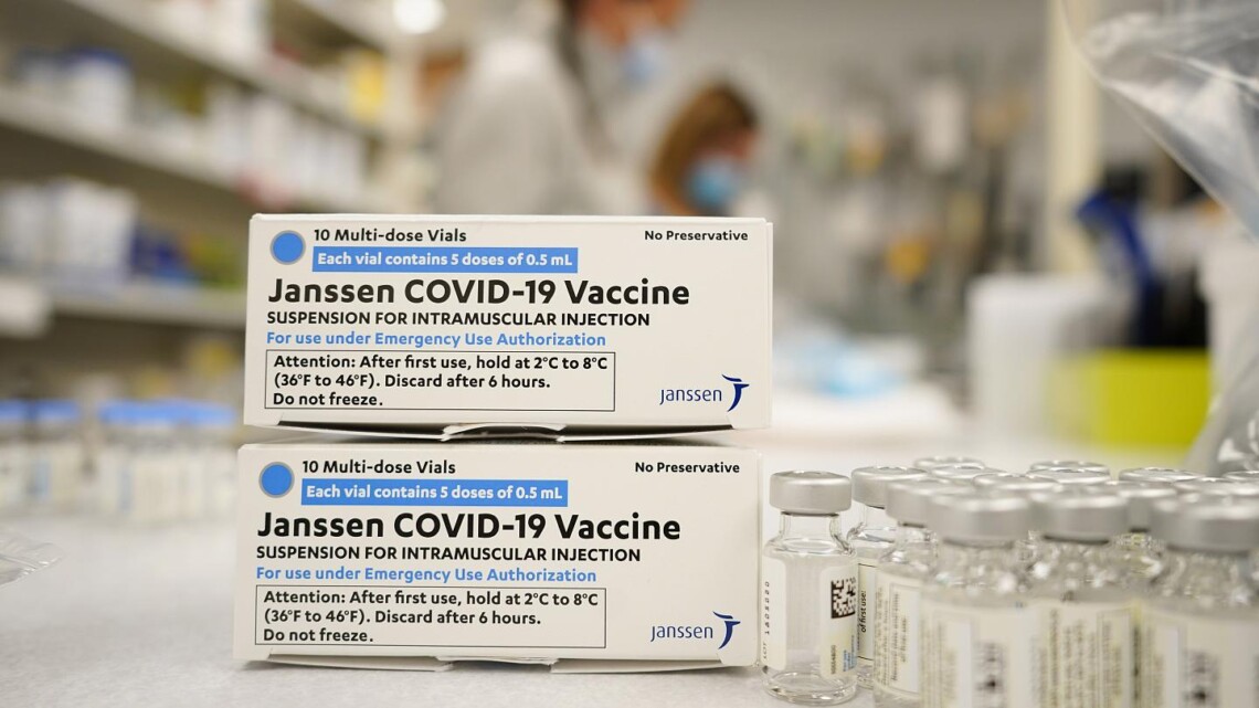 Доза-підсилювач вакцини буде колотися американцям у віці від 18 років і старше і не раніше, ніж через два місяці після першої дози вакцини
