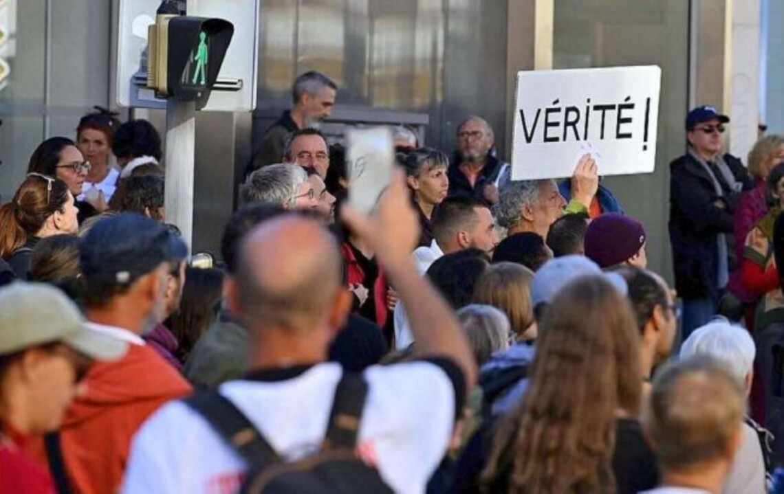 У Франції люди продовжують протестувати проти санітарних перепусток. Однак останні тижні кількість протестувальників продовжує знижуватись.