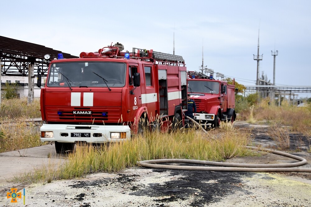 В Одеській області на території недіючого нафтопереробного заводу сталась пожежа. Рятувальники оперативно її ліквідували.