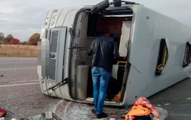 У четвер, 21 жовтня, біля міста Обухів на Київщині сталася ДТП за участю пасажирського автобусу і вантажівки. Відомо про постраждалих.