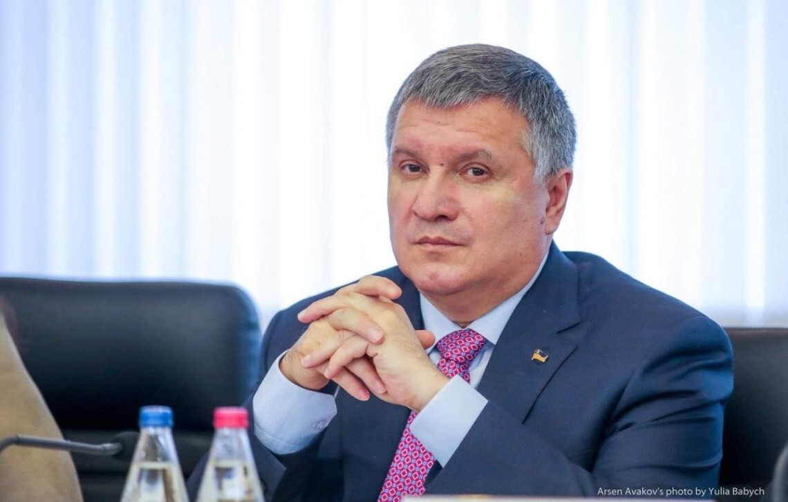 Колишній міністр внутрішніх справ України Арсен Аваков захворів на коронавірус і зараз перебуває вдома.