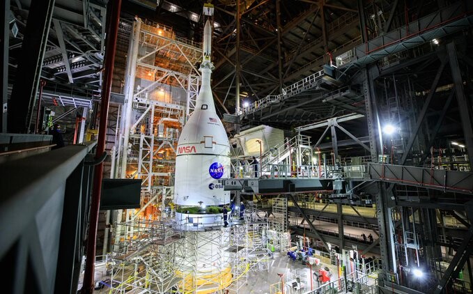 Перший непілотований випробувальний політ ракети-носія Space Launch System (SLS) і космічного корабля Orion до орбіти Місяця в рамках програми Артеміда запланований на лютий 2022 року.