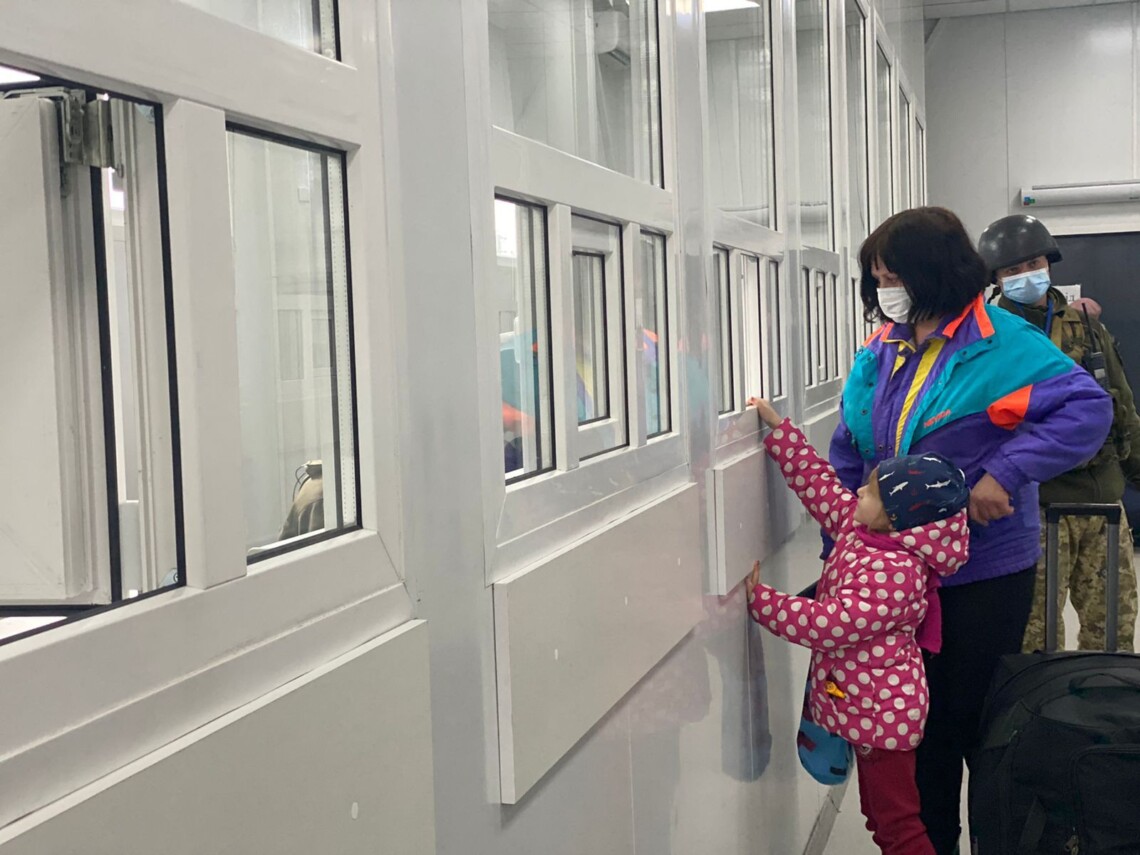 Лінію розмежування гуманітарним коридором через КПВВ Станиця Луганська за тиждень перетнули вдвічі менше людей ніж раніше.