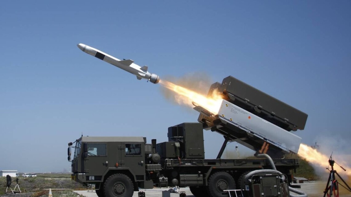 Арестович заявив, що агресивні дії Росії змушують Україну шукати адекватну відповідь, якою можуть стати ракети оперативно-тактичного радіуса