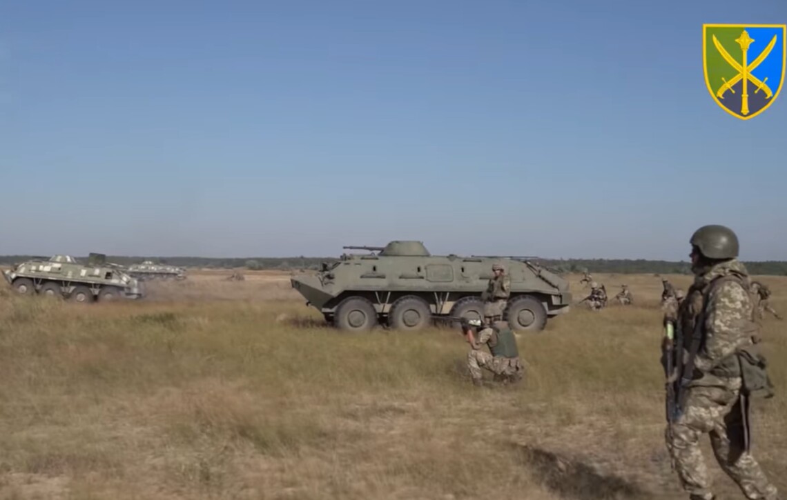 Поблизу адмінкордону з окупованим Кримом українські морпіхи провели навчання із залученням самохідних артилерійських установок.