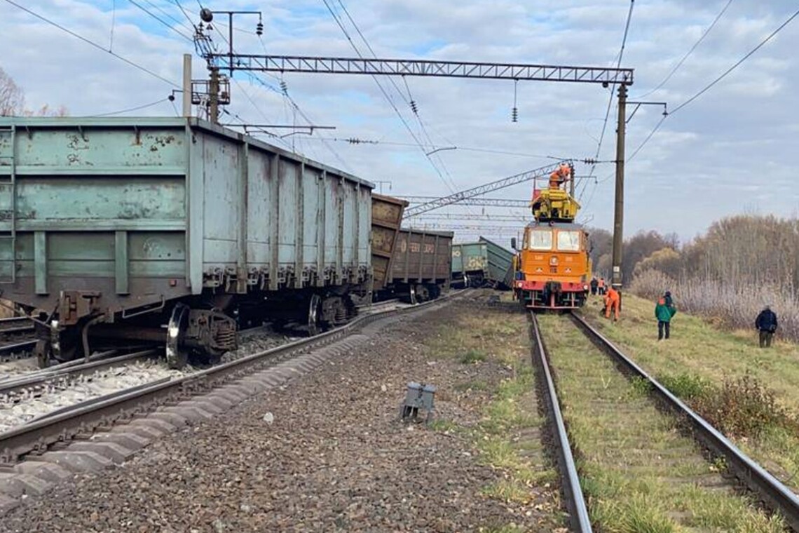 Укрзалізниця попередила про затримку поїздів 28 жовтня. Триває ліквідація наслідків сходження вантажних вагонів у Житомирській області.
