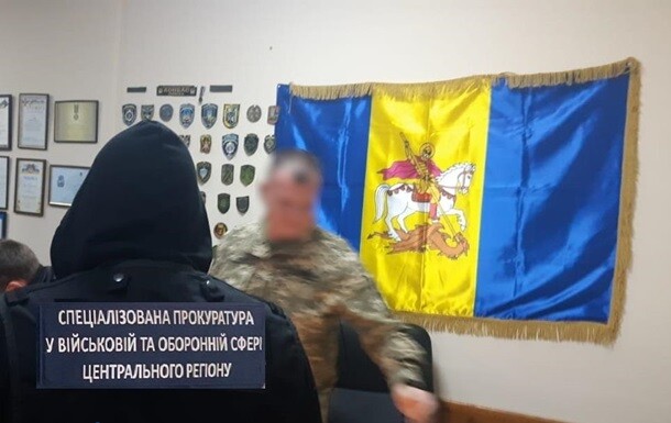 У Київській області на отриманні хабара попався військовослужбовець, який обіцяв за чотири тисячі доларів позбавити призову до армії двох юнаків.