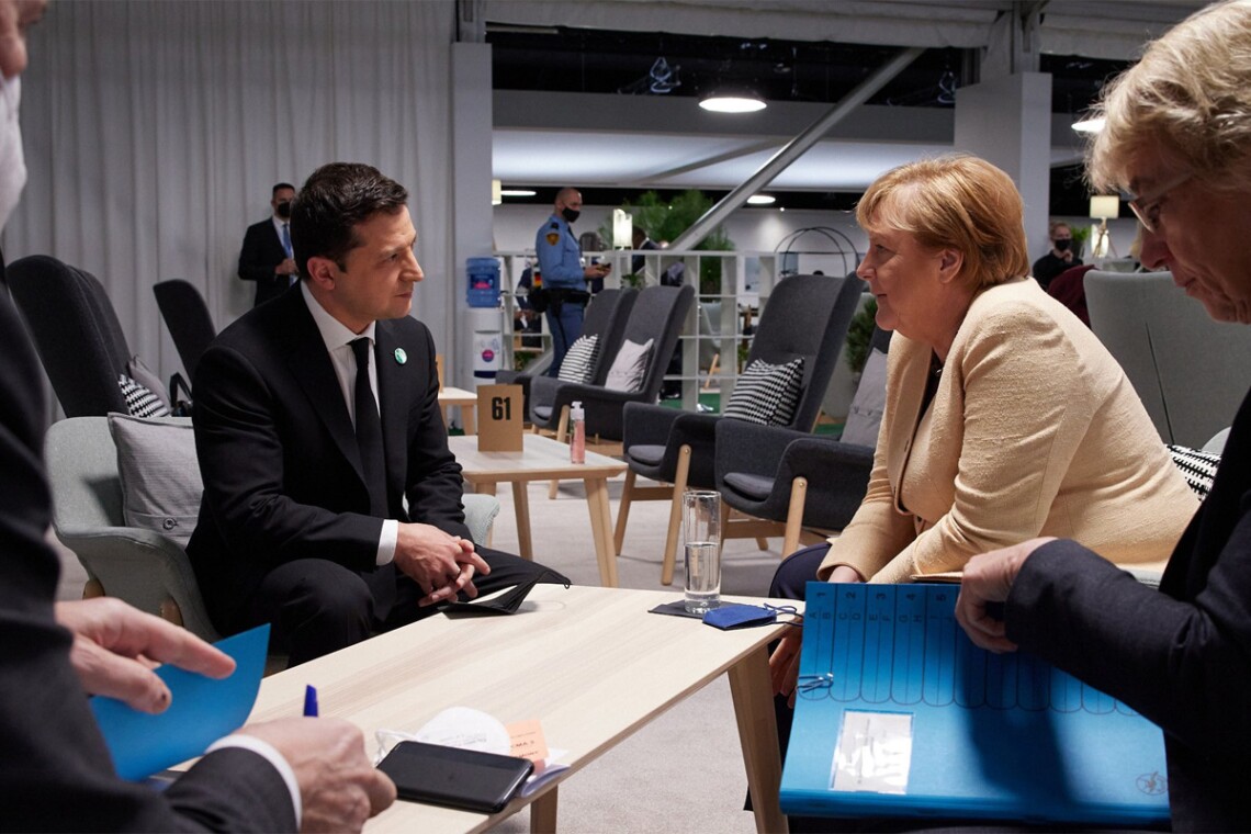 Президент Украины Владимир Зеленский на полях климатического саммита в Глазго провел встречу с канцлером Германии Ангелой Меркель.