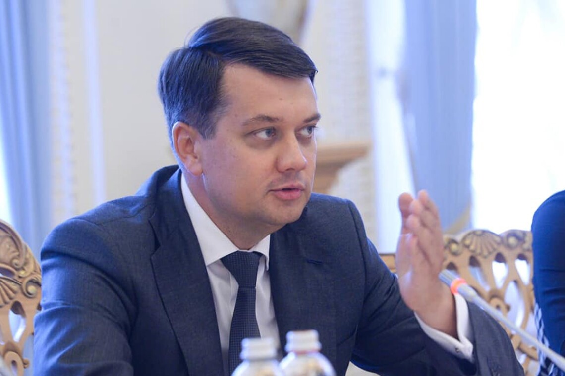 Бывший спикер парламента Дмитрий Разумков опубликовал список из 25 нардепов, которые вошли в его межфракционное объединение Разумная политика.
