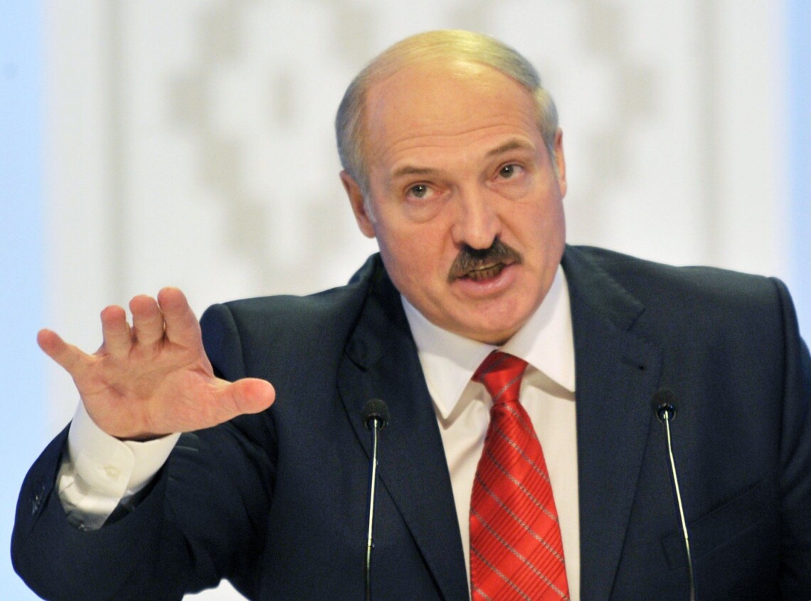 Лукашенко заявил, что наметилась опасная тенденция, когда в лагерь мигрантов пытаются перебросить оружие и боеприпасы, чтобы спровоцировать конфликт.