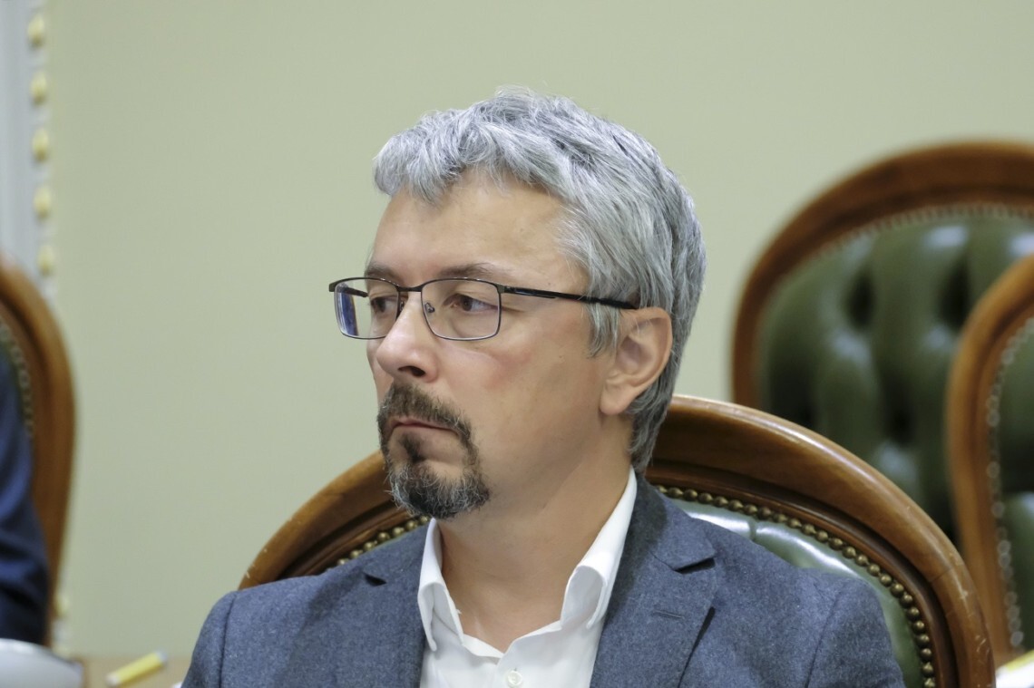 Министр культуры Александр Ткаченко заработал в октябре 55 тысяч гривен – оклад, зарплата за время командировки и индексация.