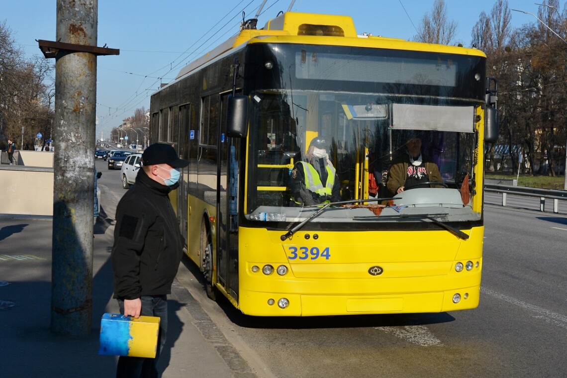 С 13 ноября в Киевской области усилили карантин. В автобусы, маршрутки и электрички пускают только пассажиров с COVID-документами.