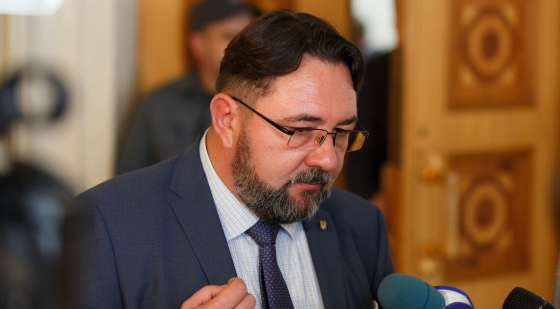 В Комитете по вопросам гуманитарной и информационной политики заявили, что не планируют поддерживать отставку Александра Ткаченко с должности главы Минкульта.