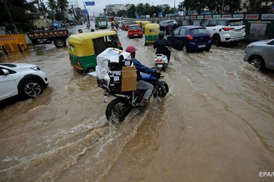У південно-східному індійському штаті Андхра-Прадеш, на який обрушилися мусонні зливи, загинули щонайменше 17 людей.