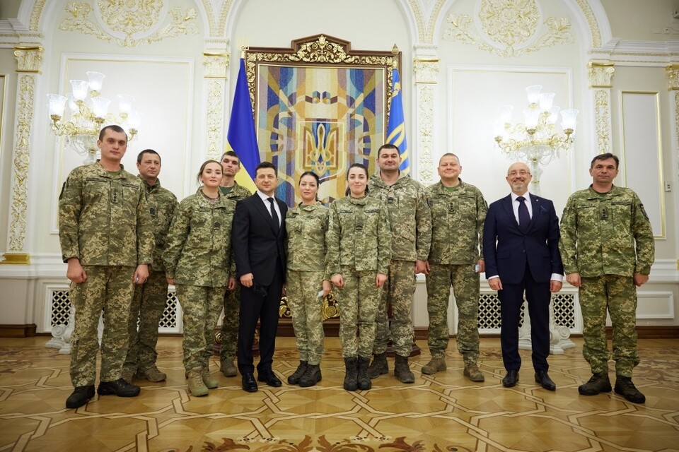 Президент Владимир Зеленский в воскресенье, 21 ноября, отметил государственными наградами 10 военнослужащих.