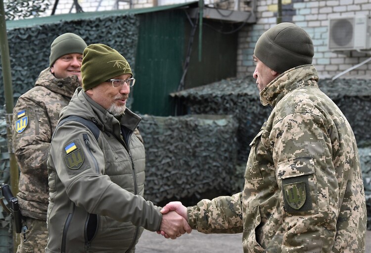 На сегодняшний день в Украине более 400 тысяч ветеранов, которые готовы стать на защиту своей земли, отметил глава Минобороны.