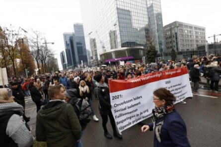 Тисячі людей вийшли на акцію протесту проти політики уряду щодо протиепідемічних карантинних обмежень.