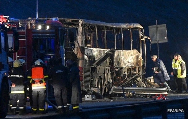 В автобусе ехали туристы из Северной Македонии, которые возвращались из Турции. В ночь на вторник автобус врезался в дорожное заграждение, вырвал его и загорелся от трения.