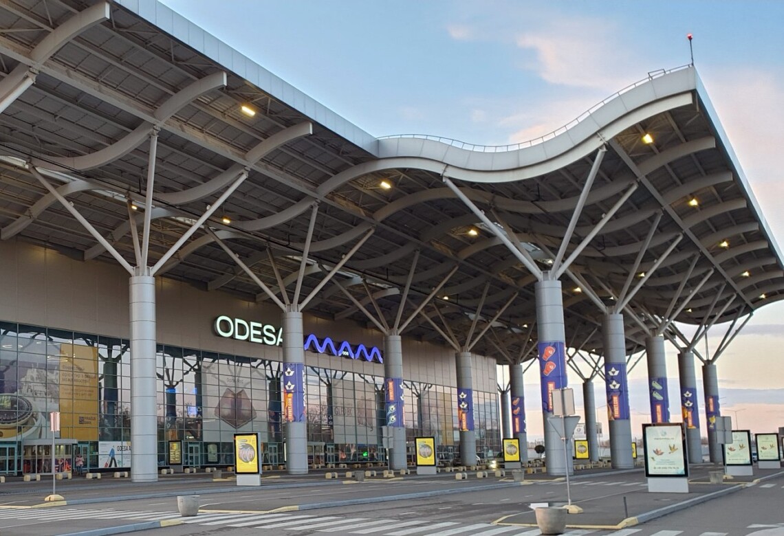 Международный аэропорт Одессы эвакуировали из-за сообщения о минировании. На месте работают взрывотехники и кинологи.