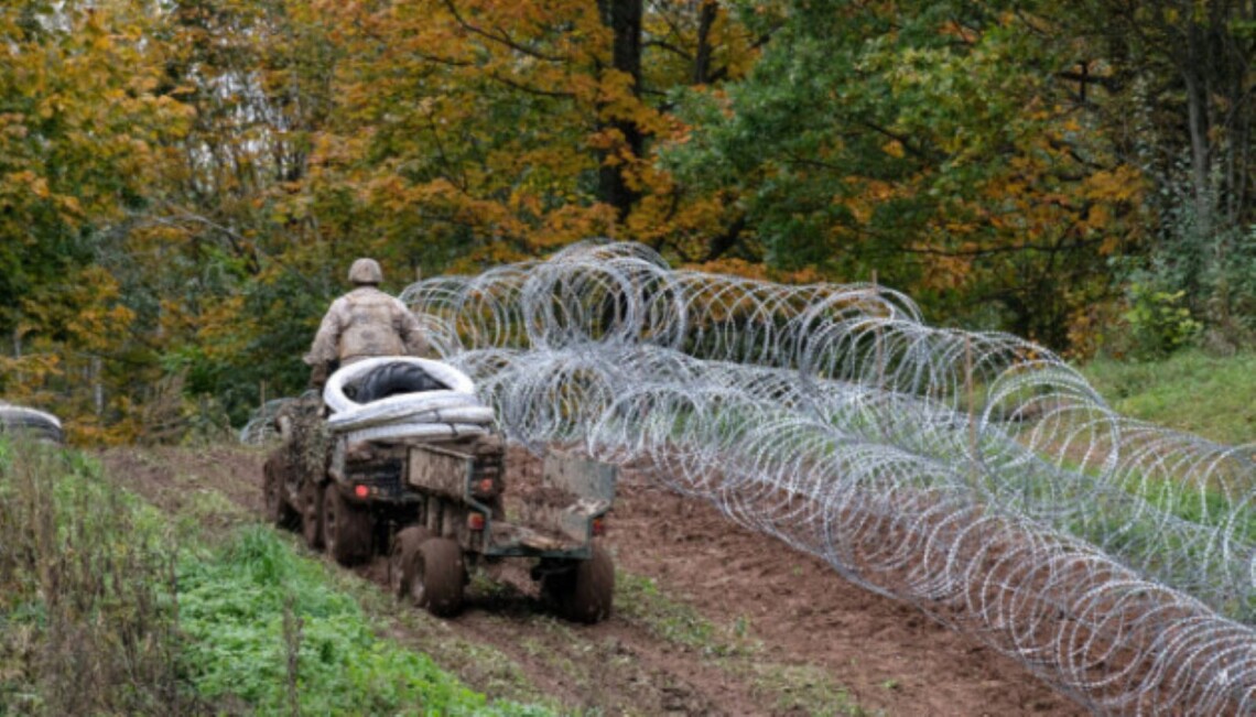 В Латвии завершилось строительство временного забора на латвийско-белорусской границе. Протяженность стены составляет около 40 км.