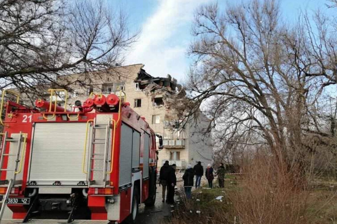 В результате взрыва в жилом доме в городе Новая Одесса три человека спасены, но под завалами может находиться еще одна женщина.