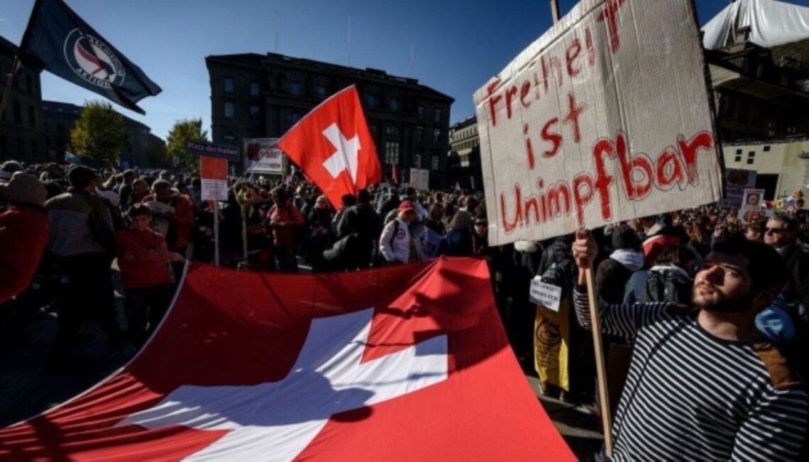 В Швейцарии в воскресенье, 28 ноября, состоится референдум, на котором одним из вопросов будет отмена некоторых коронавирусных ограничений.