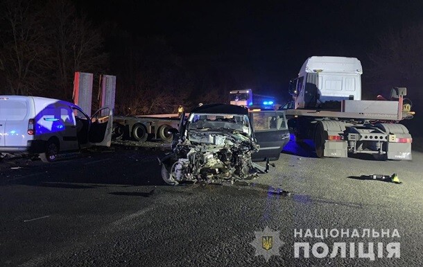 Внаслідок зіткнення вантажівки Iveko Stralis та двох легкових авто на Миколаївщині загинули двоє осіб, ще двоє - постраждали.