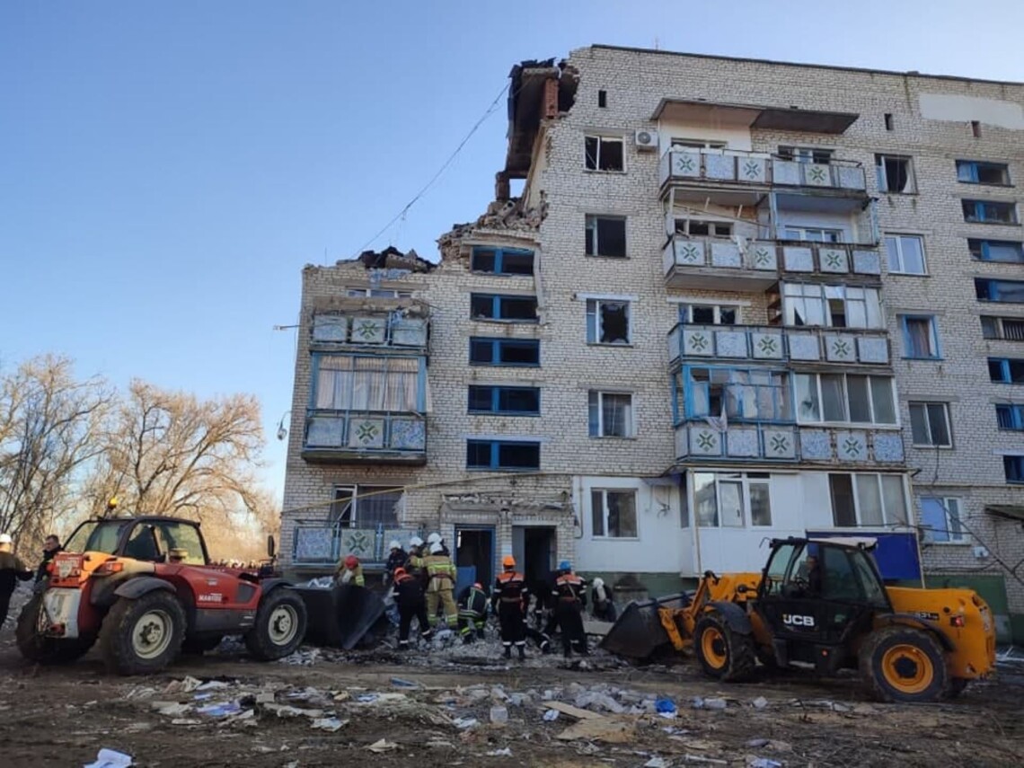 На месте взрыва, произошедшего в жилом доме Новой Одессы, спасатели деблокировали тело из квартиры. Женщина погибла.