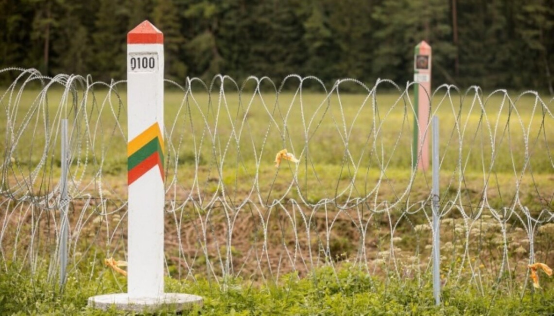 Білоруські прикордонники виявили загиблого на кордоні з Литвою мігранта. Наразі встановлюють причину його смерті.
