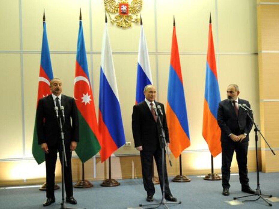 Президент Азербайджана Ильхам Алиев и премьер-министр Армении Никол Пашинян при посредничестве российской стороны провели переговоры в Сочи.