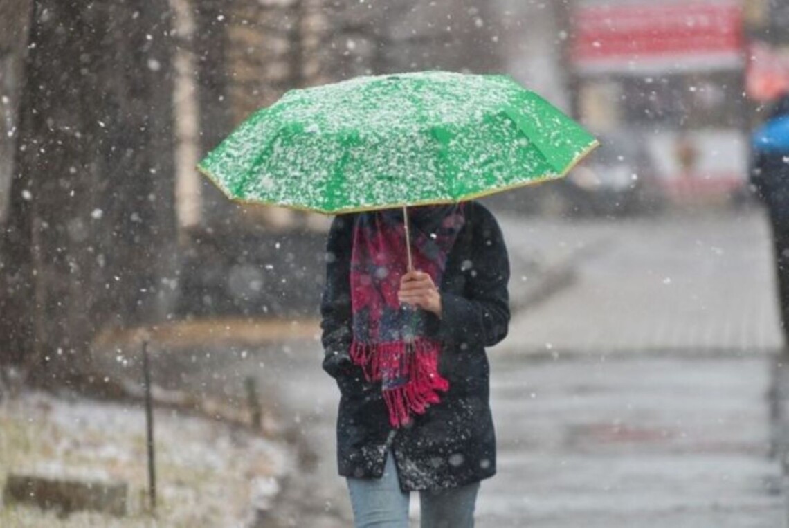 Синоптики розповідають, що тиждень  в Україні розпочнеться зі злив і снігопадів. Очікують також різкі перепади температури.