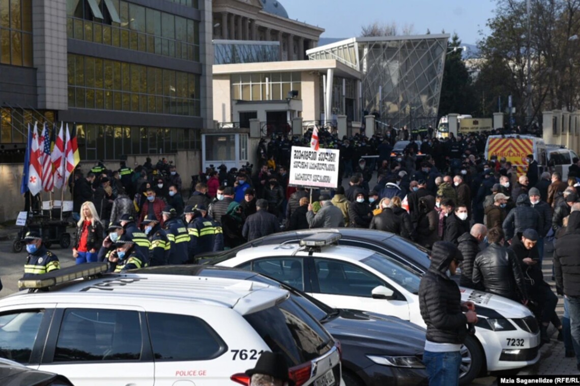 Ситуація біля будівлі Тбіліського міського суду, де розпочався процес над колишнім президентом Міхеїлом Саакашвілі, загострилася. Сталися сутички силовиків та активістів.