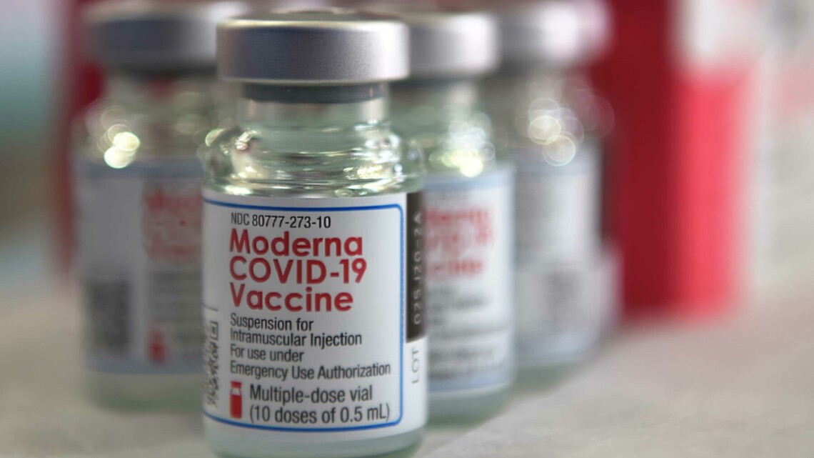 Компания Moderna намерена выпустить измененную вакцину от штамма коронавируса Омикрон уже в начале следующего, 2022 года.